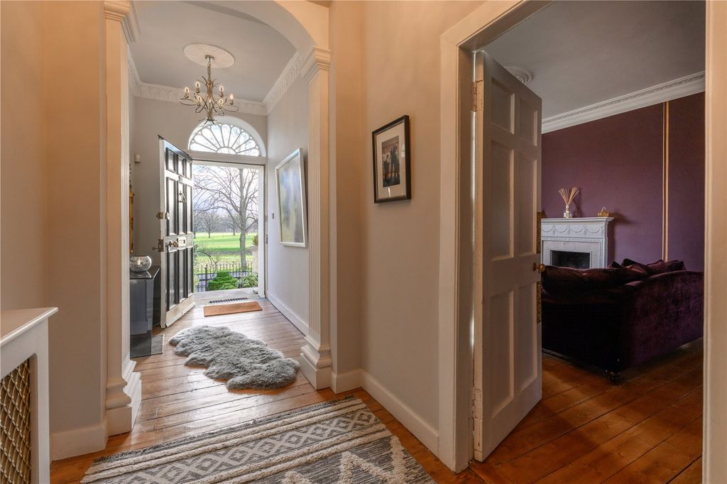 Property photo 2 of 27 Entrance Hall