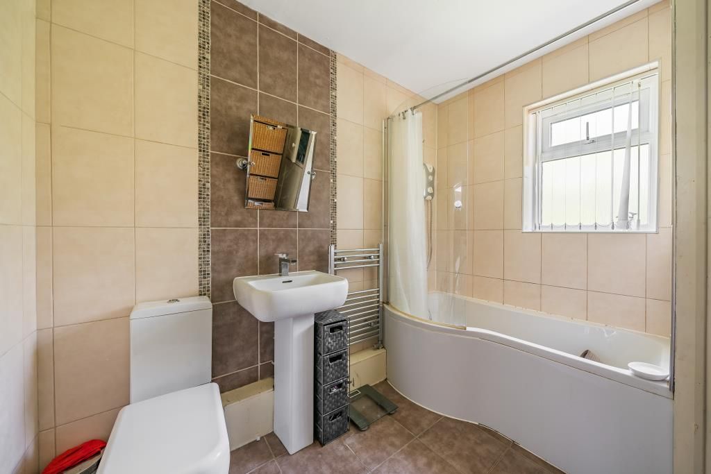 Property photo 2 of 10 Bathroom