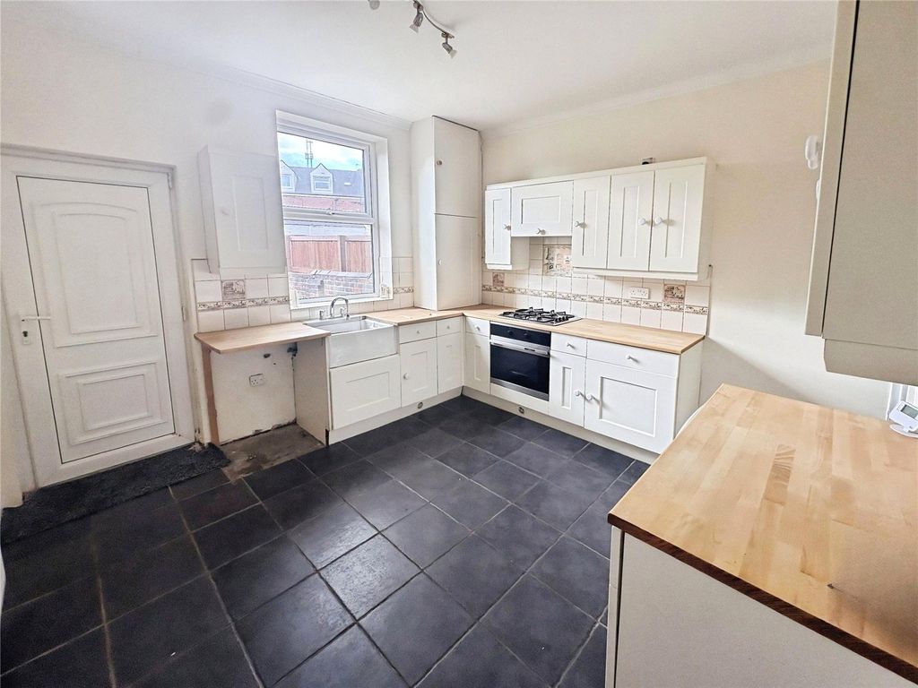 Property photo 3 of 10 Kitchen