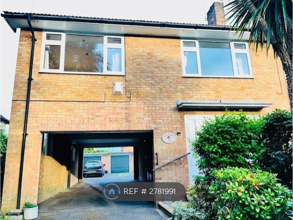 Property photo 1 of 6 Spacious 2 Bed Flat With Garage And Garden