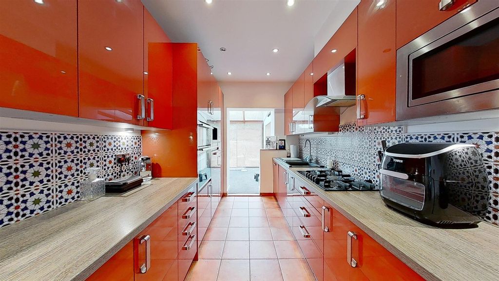 Property photo 2 of 10 Kitchen