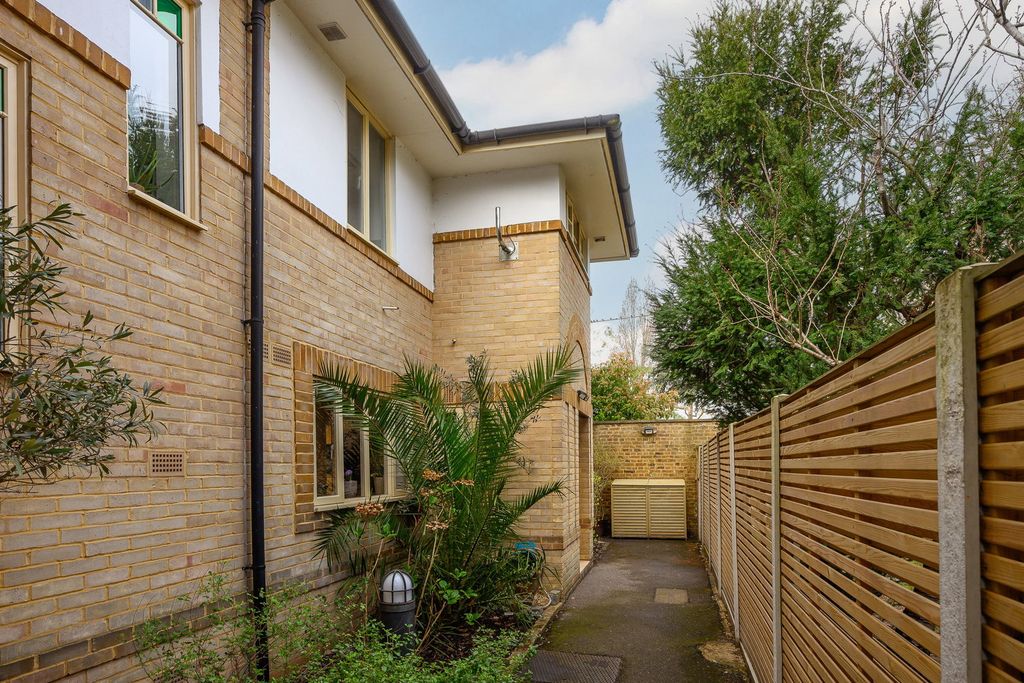 Property photo 2 of 23