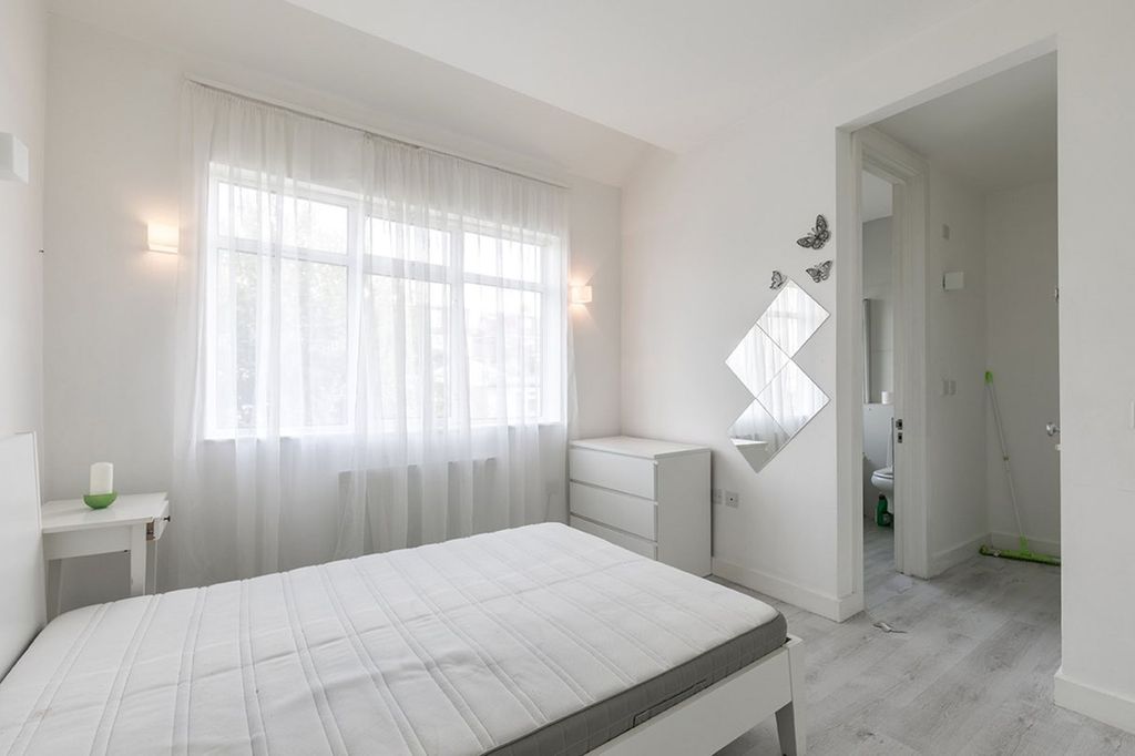 Property photo 3 of 14 Living_Room