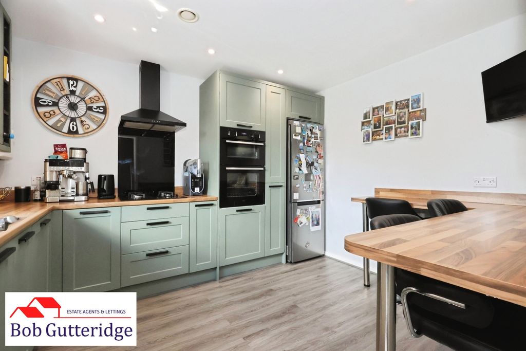 Property photo 2 of 22 Fitted Kitchen / Breakfast Room