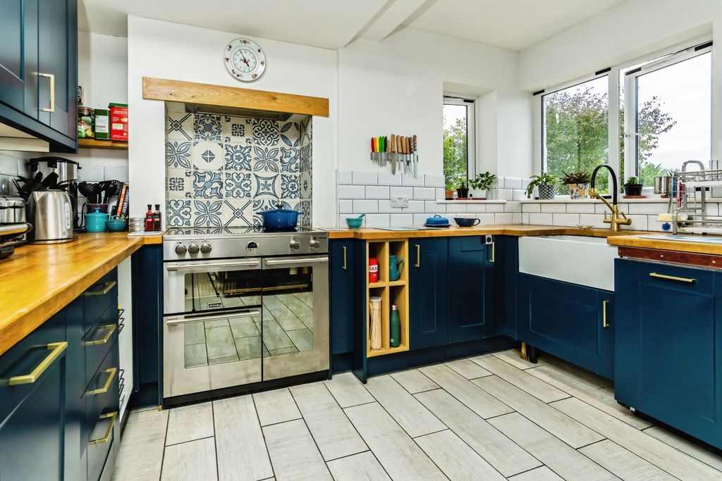 Property photo 2 of 17 Kitchen 2