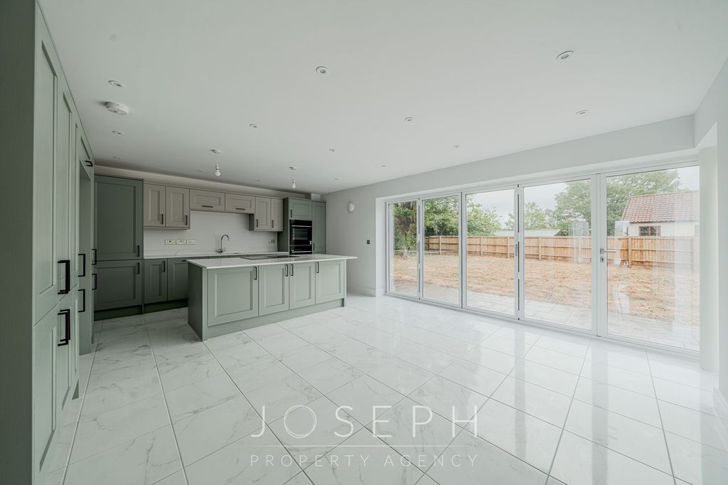 Property photo 3 of 32