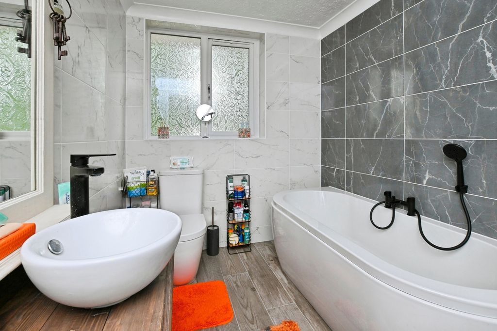 Property photo 2 of 18 Bathroom