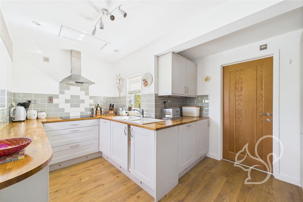 Property photo 3 of 33 Kitchen