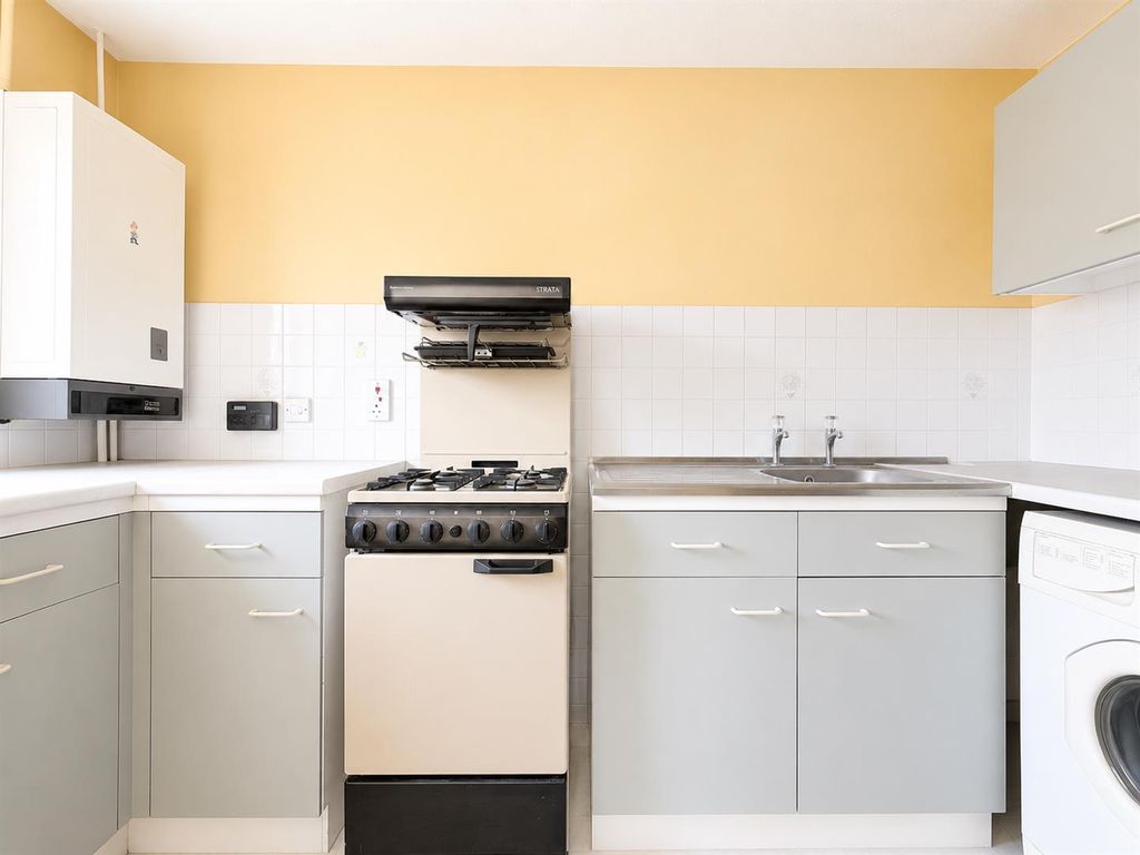 Property photo 3 of 6 Kitchen
