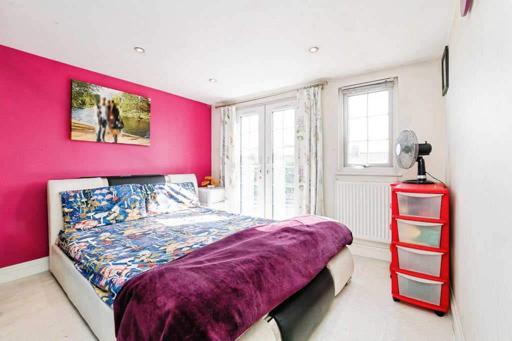 Property photo 3 of 17 Photo