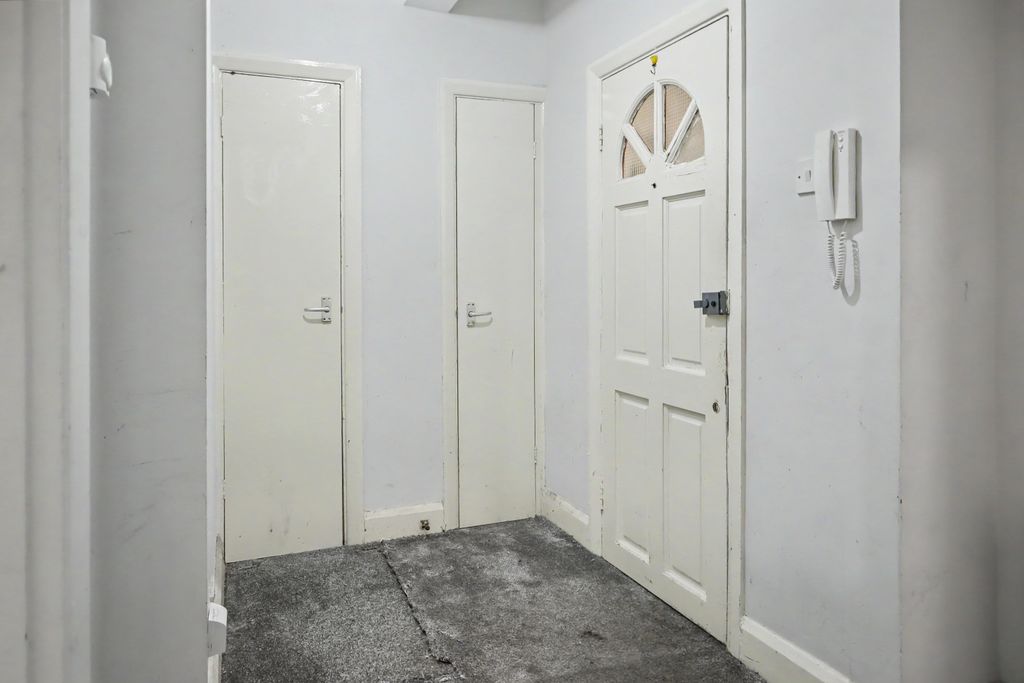 Property photo 2 of 6 Flat C, 14 Aldrington Road, London, Sw16 1th