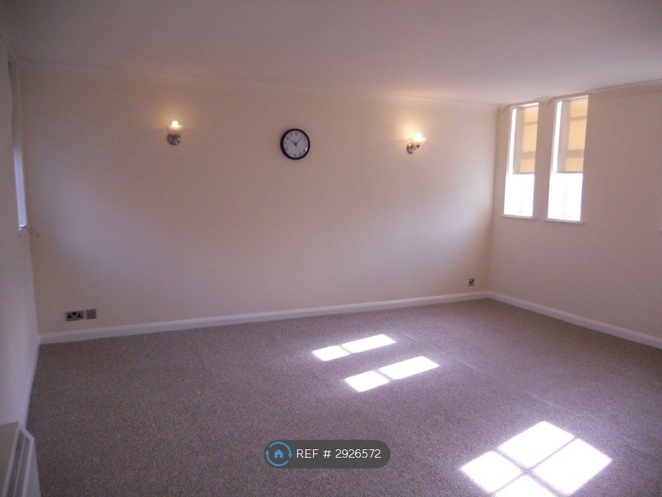 Property photo 1 of 13 Bedroom/ Lounge