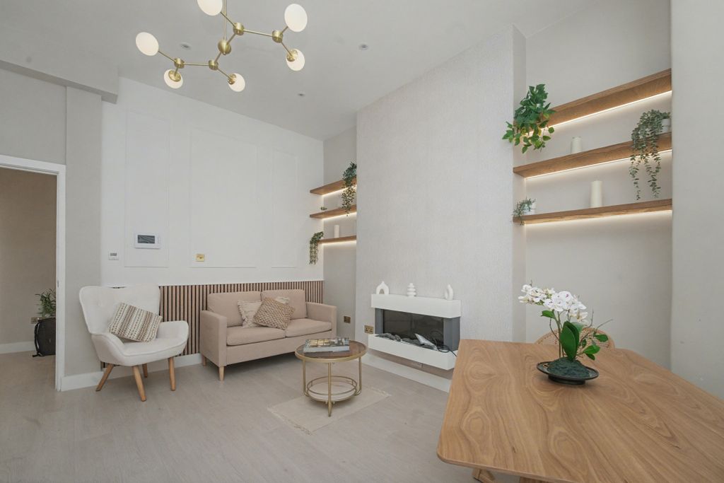 Property photo 3 of 11 Flat B, 19 Hetley Road, Shepherds Bush, London W12 8BA