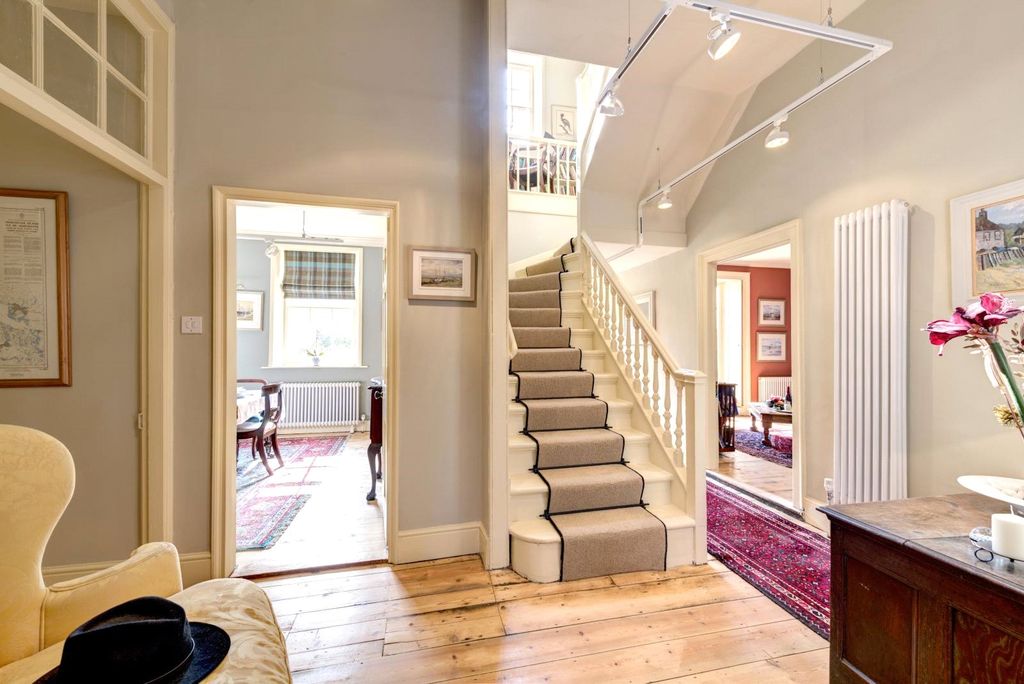 Property photo 3 of 35 Hall