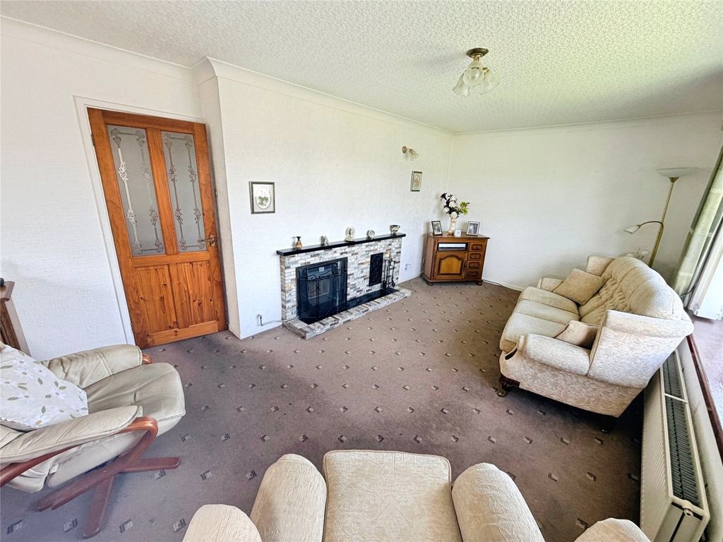 Property photo 3 of 18 Lounge