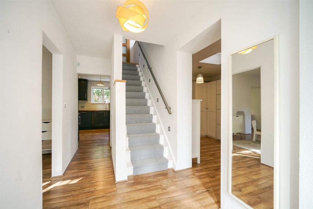 Property photo 2 of 27 Entrance Hall