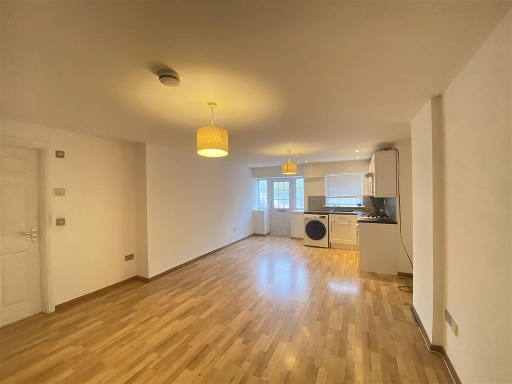 Property photo 3 of 5 Lounge/Kitchen