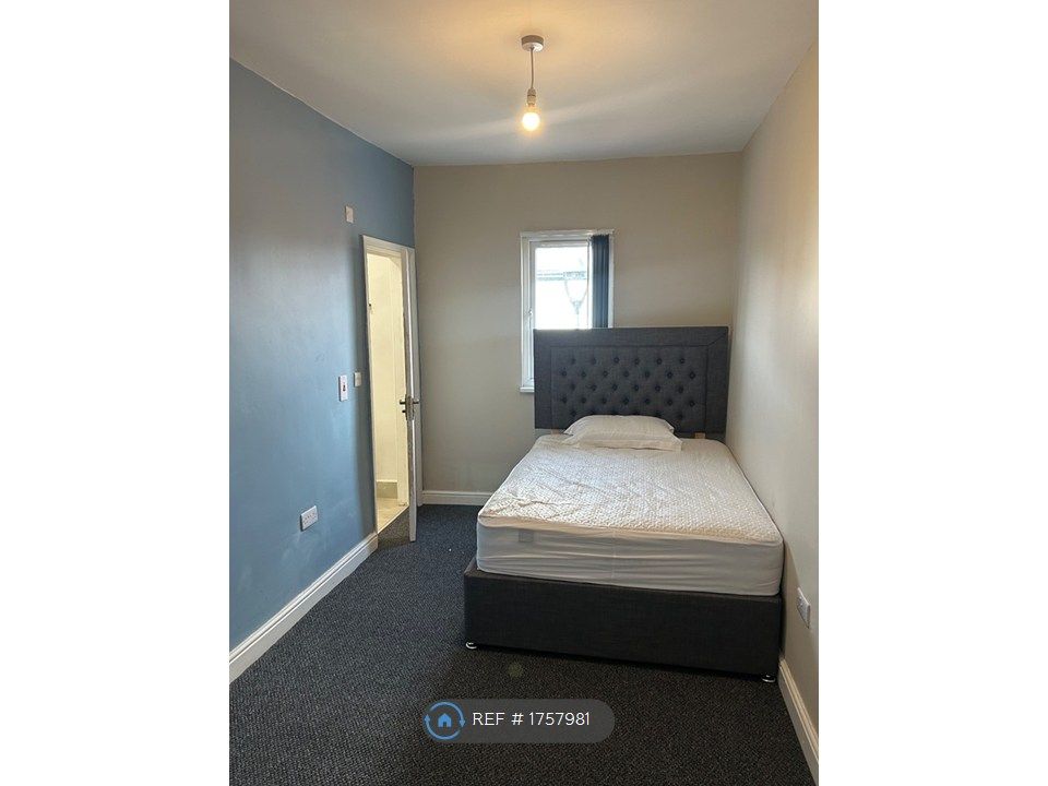Property photo 3 of 8 En Suite Double Room