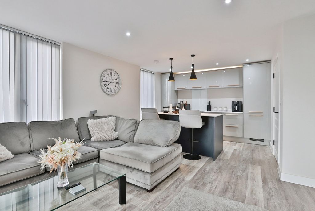 Property photo 3 of 16 Pbox-Img.Jpg