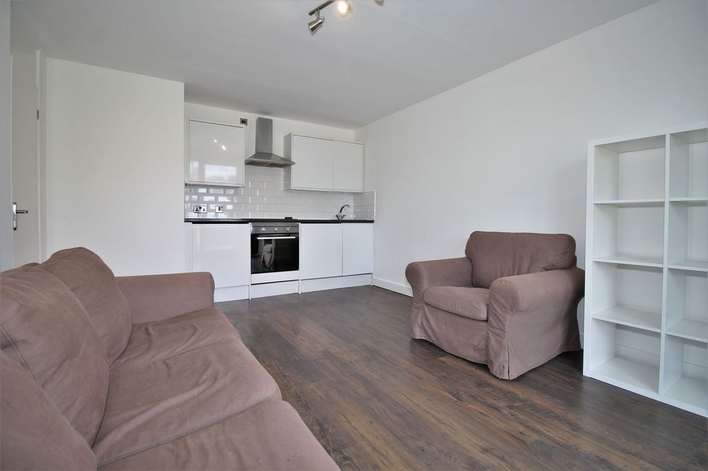 Property photo 1 of 8 Kitchen/Reception