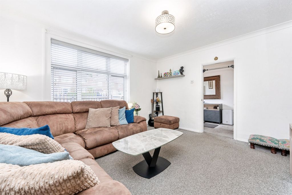 Property photo 3 of 12