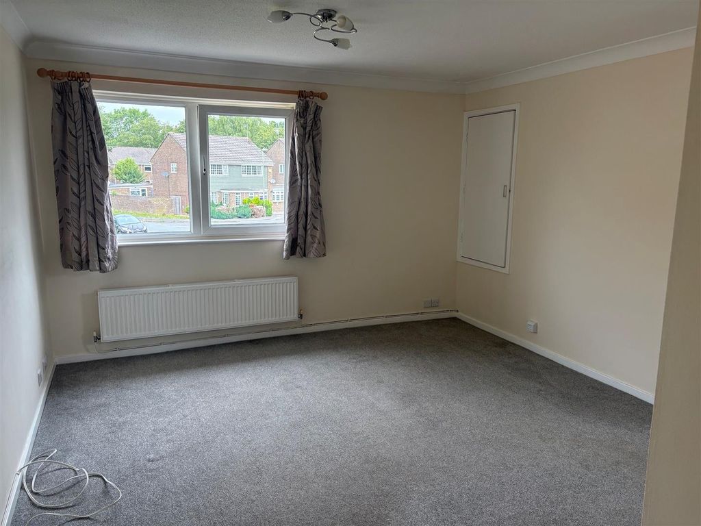 Property photo 2 of 5 80 Cumberland Way Lounge.Jpg