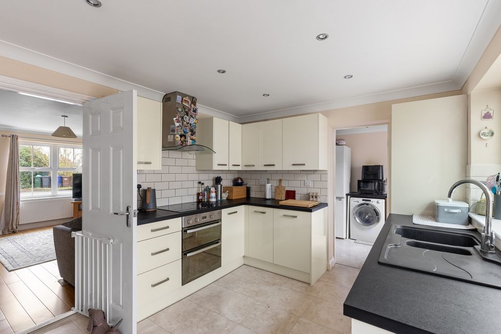 Property photo 2 of 12 Kitchen