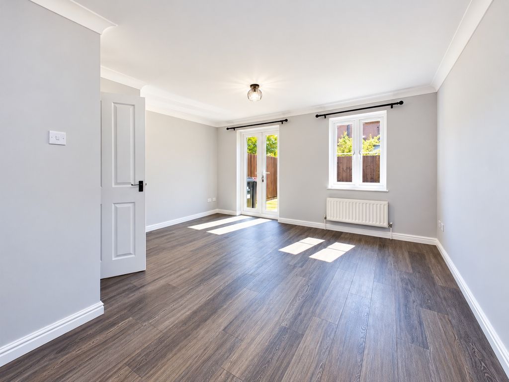 Property photo 2 of 9 Bright Empty Modern Living Room