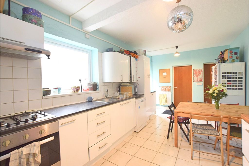 Property photo 2 of 11 Kitchen