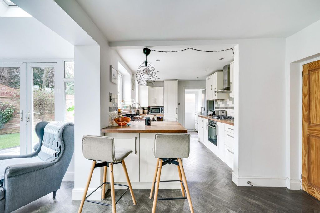 Property photo 2 of 31