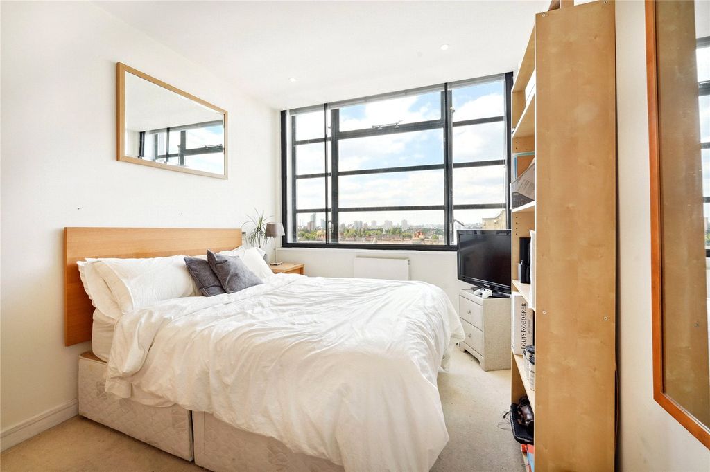 Property photo 2 of 6 Bedroom