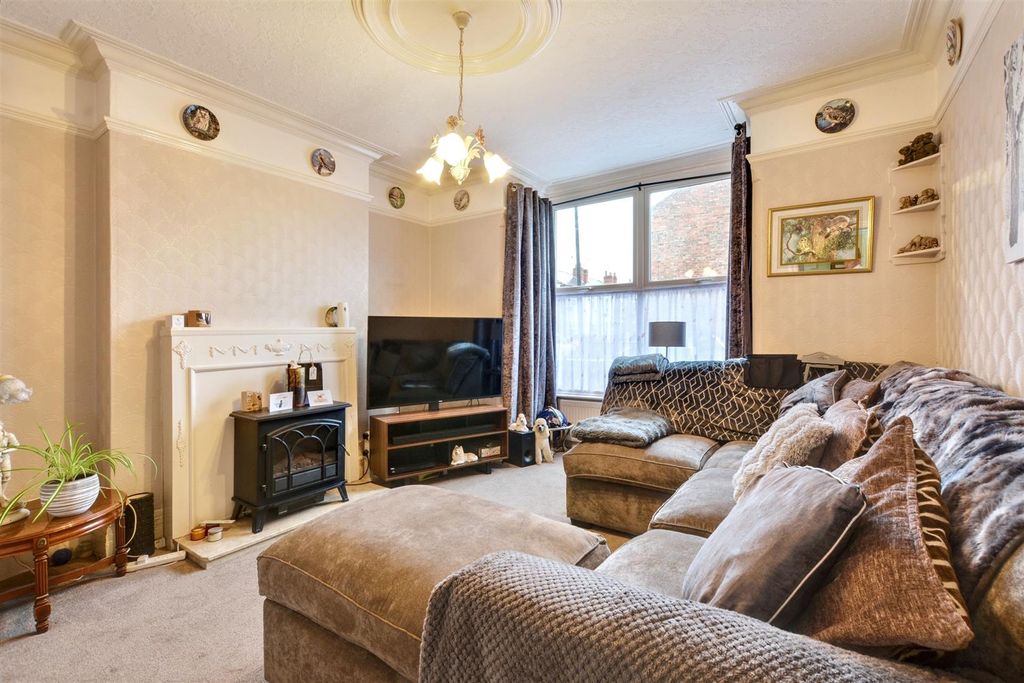 Property photo 2 of 21 Lounge