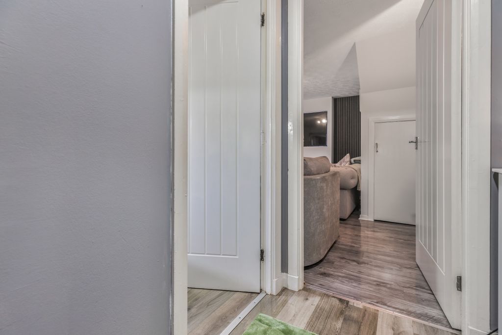 Property photo 2 of 31