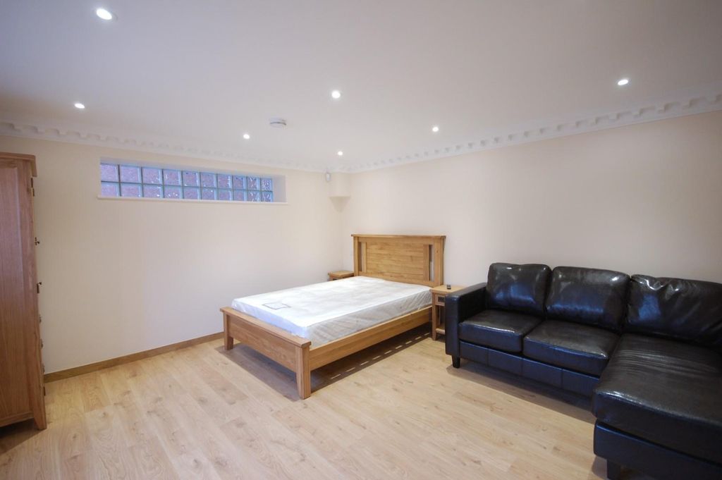 Property photo 1 of 7 Bedroom.Jpg