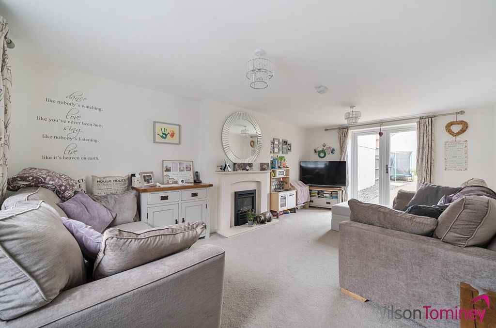 Property photo 3 of 14 F9F89F3B-9c7c-4172-898F-4776Dbbe336B.Jpg