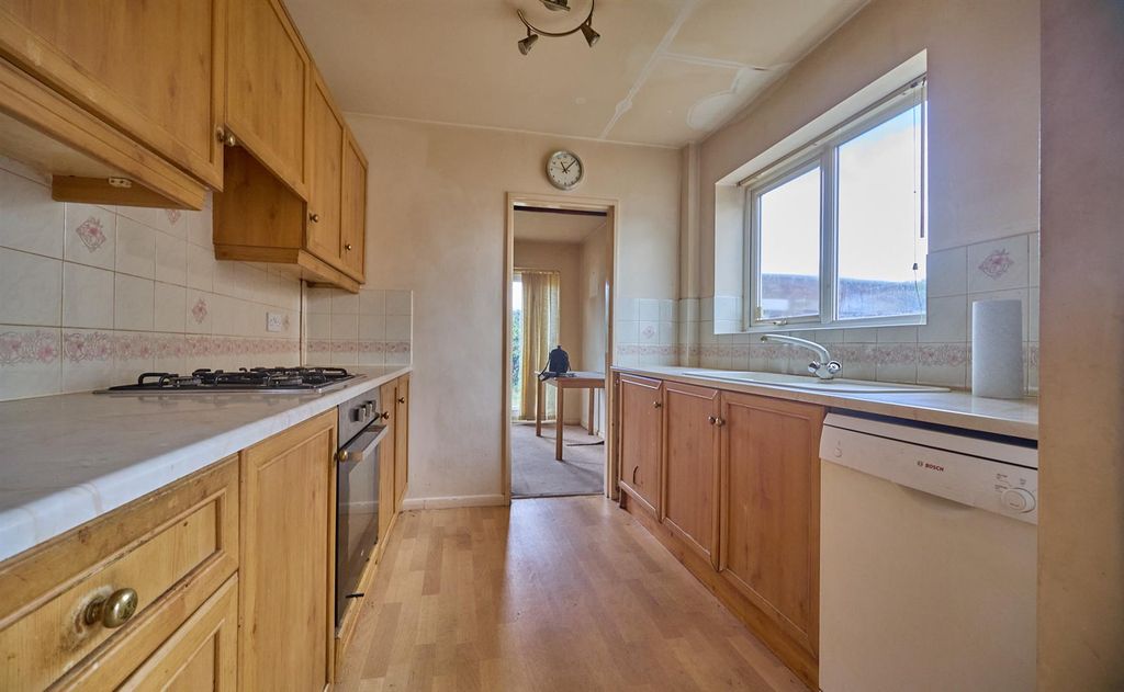 Property photo 3 of 14 Saville Close_4.Jpg