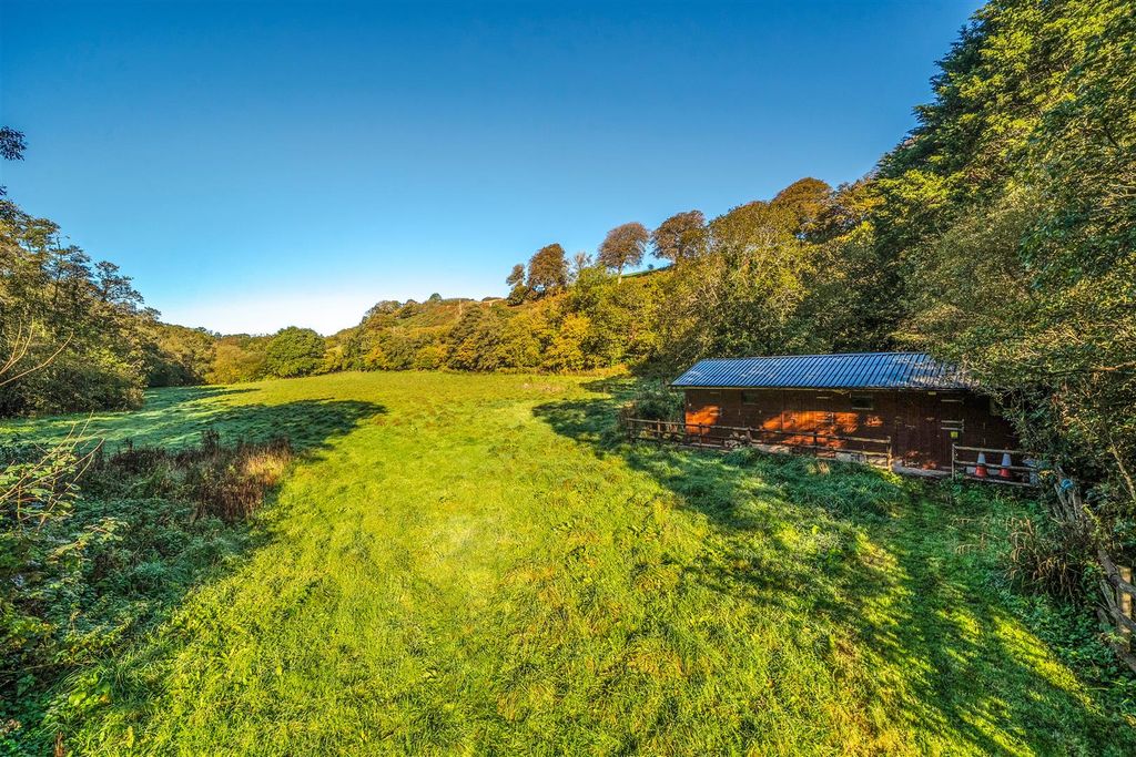 Property photo 3 of 31 Paddock And Stables