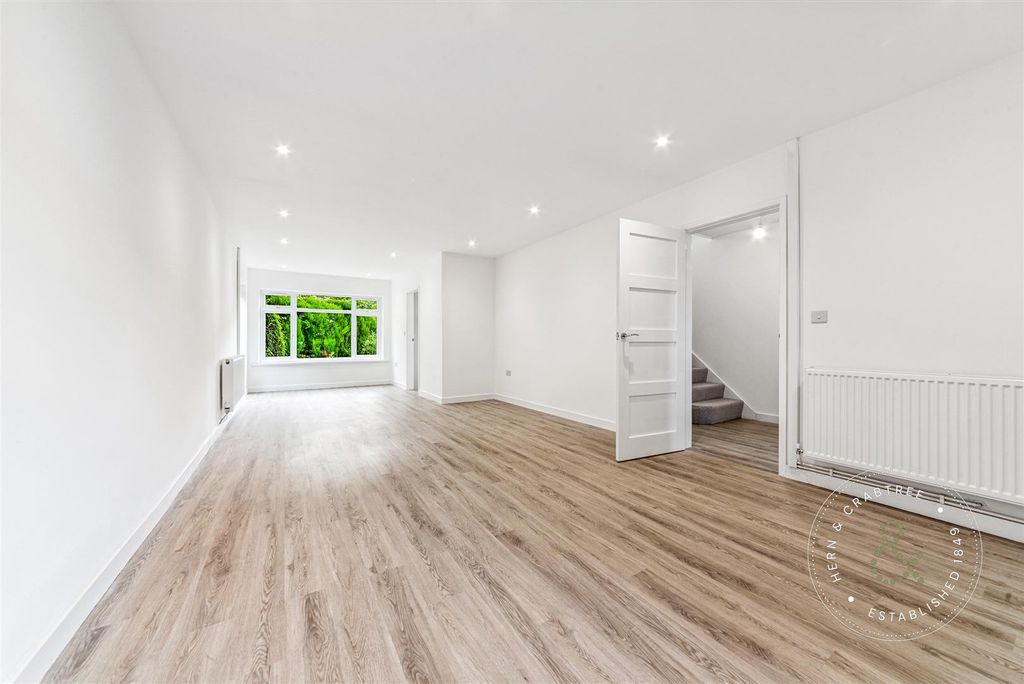 Property photo 2 of 39 Erw-R-Delyn-Close-16.Jpg