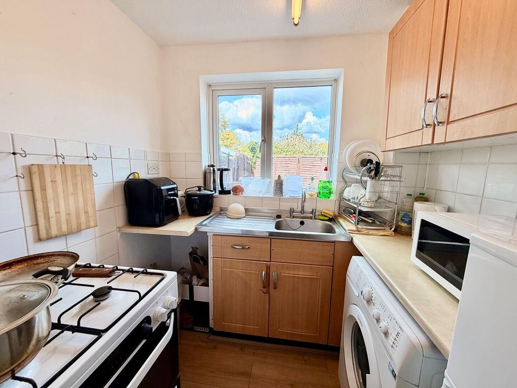 Property photo 3 of 7 Kitchen
