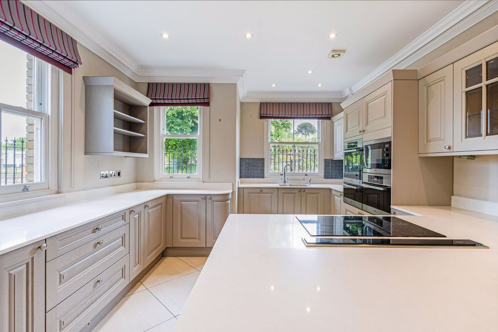 Property photo 3 of 12 Kitchen