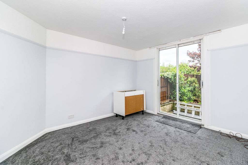 Property photo 3 of 9 F3279E2A-3A61-421F-B