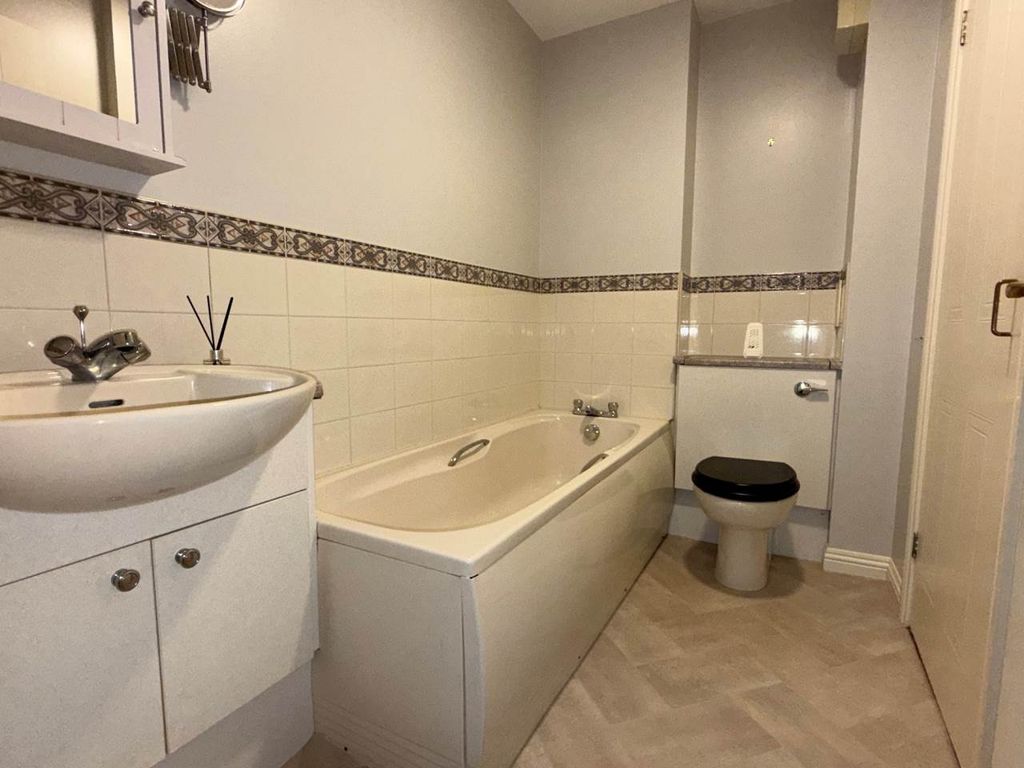 Property photo 3 of 11 Bathrm 01