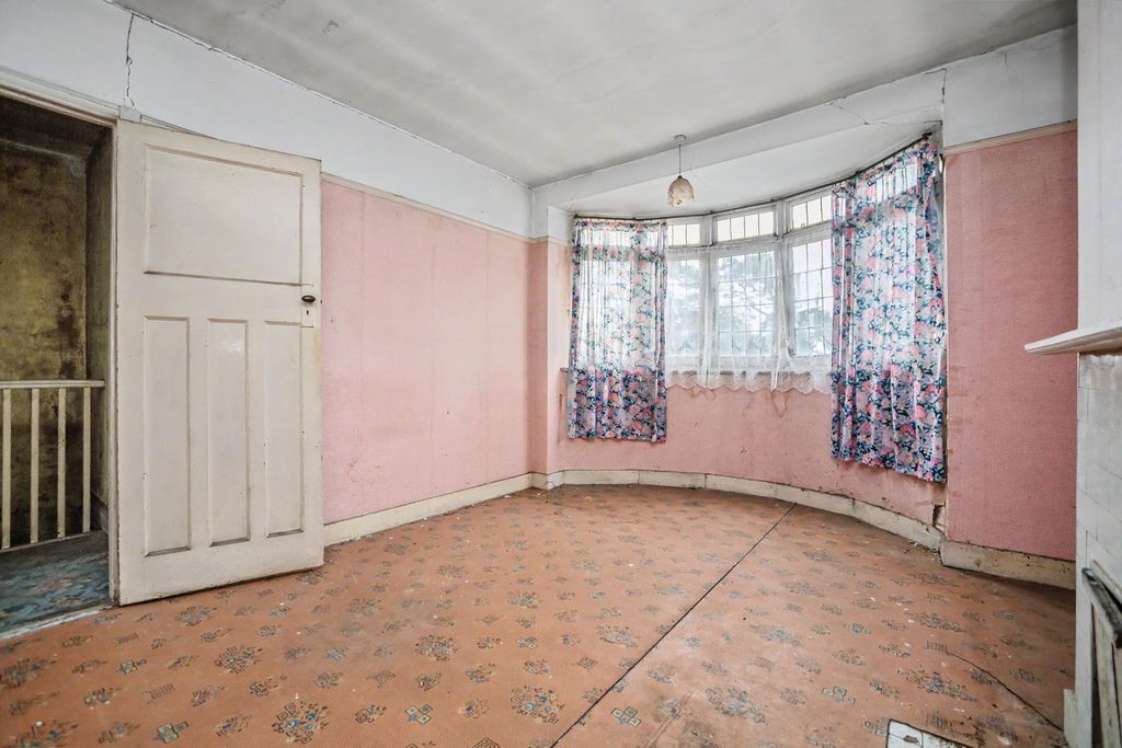 Property photo 3 of 16 178 Magpie Hall Road, Chatham, Me4 5Xh