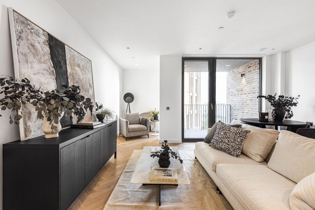 Property photo 1 of 25 Living Room