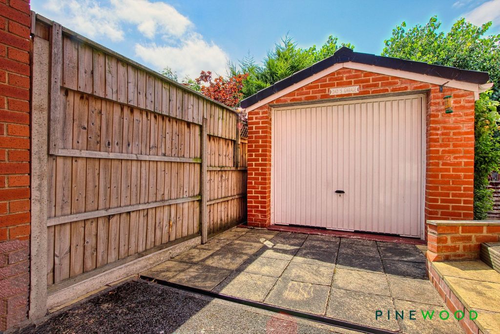 Property photo 2 of 19 Garage