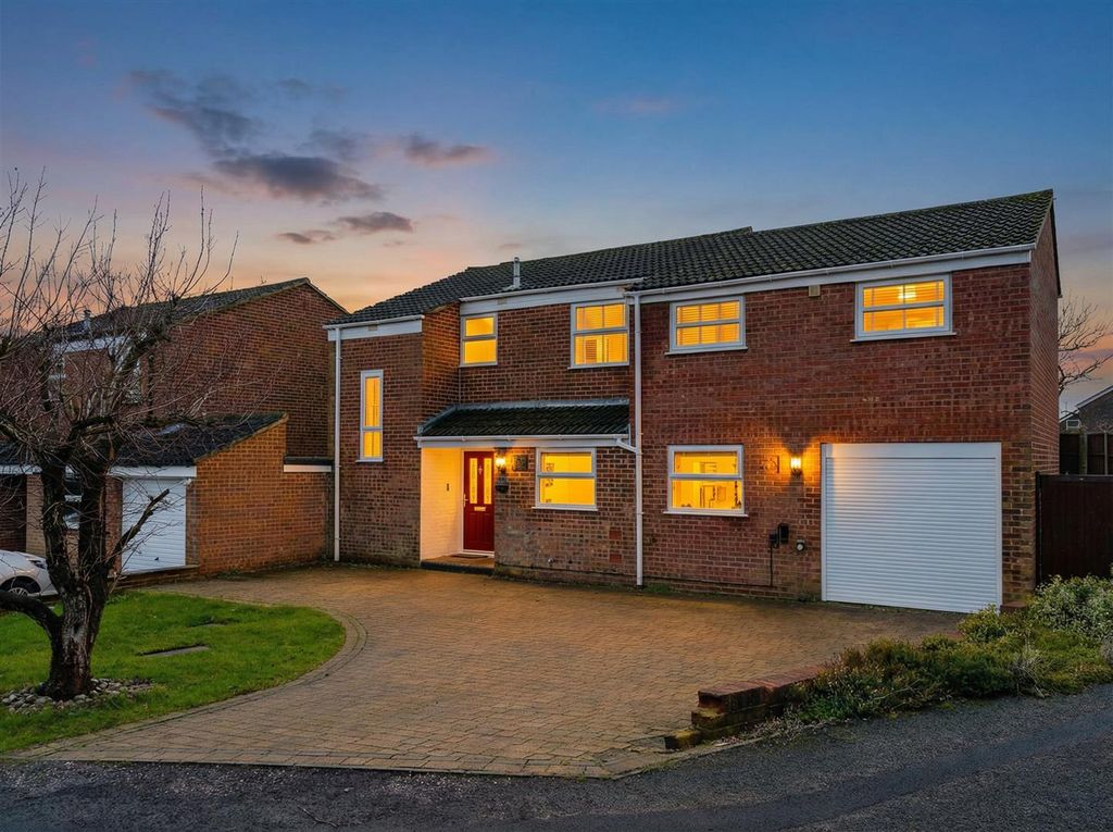 Property photo 1 of 18 Cleveland Drive, Linslade