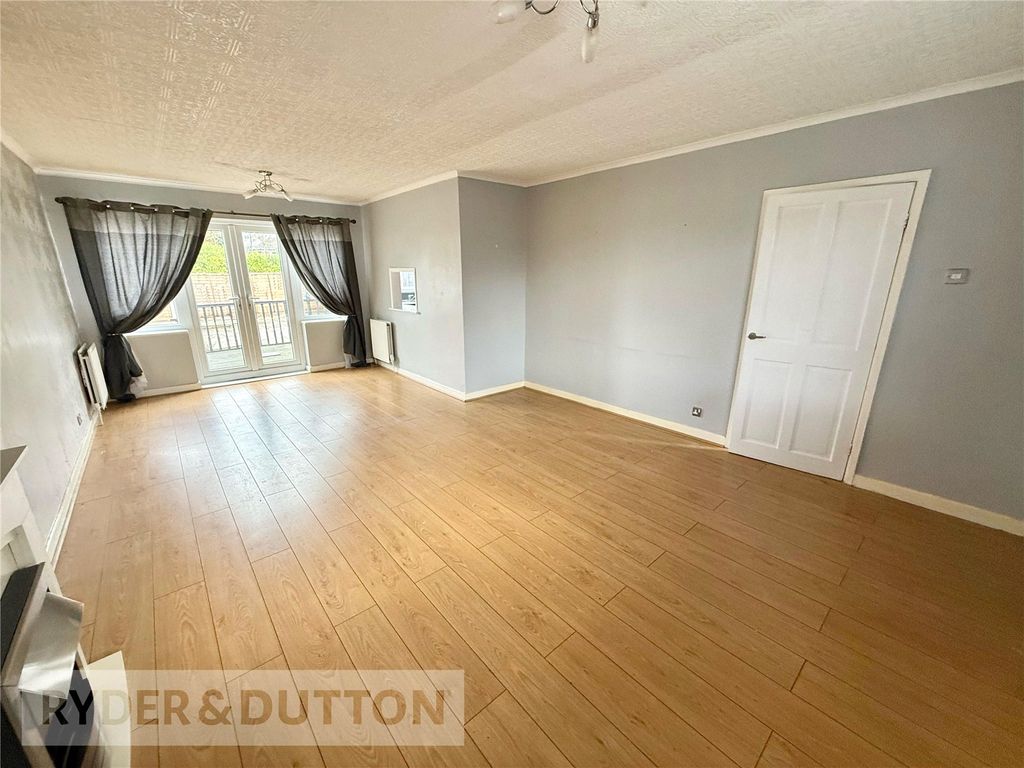 Property photo 3 of 17 Lounge