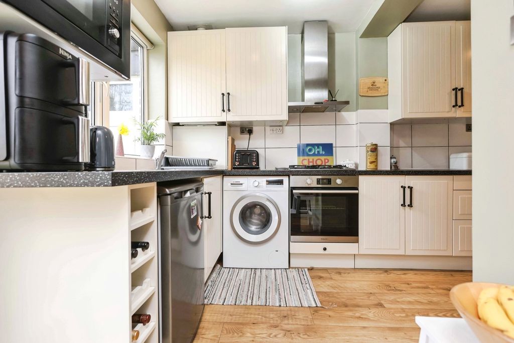 Property photo 3 of 17 Kitchen