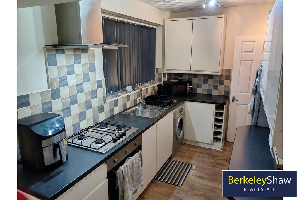 Property photo 3 of 13 Kitchen