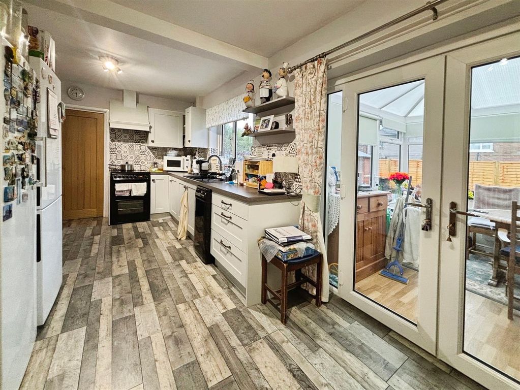 Property photo 3 of 19 Kitchen